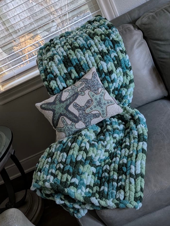 Chunky knit pet bed